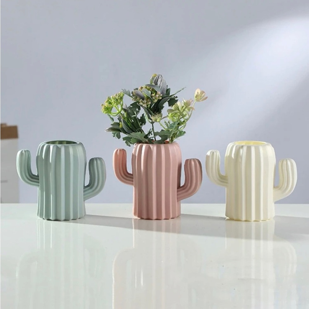 Cactus Vase - H 4.1. x L 5.3 x W 3.1